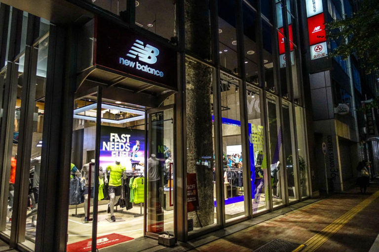 東京のニューバランス直営店。スニーカーの種類が一番豊富なのは？ | SNEAKm スニーカム