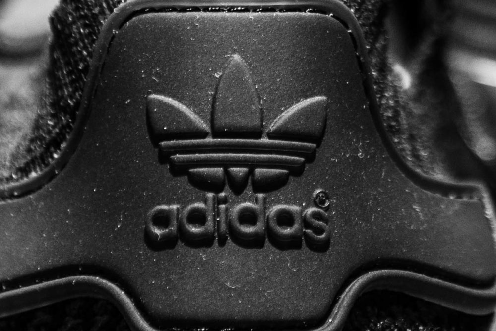 adidasアディダスロゴ